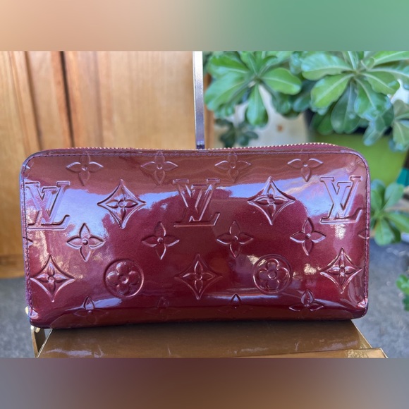Louis Vuitton Round Zipper Vernis - Picture 1 of 13